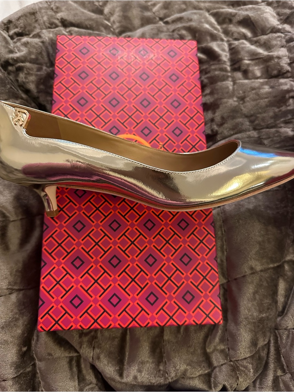 Metallic Pointed-Toe Mid Heel Pumps - gold